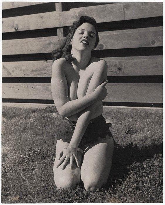 Bruno Bernard - Pin-up model in shorts, 1958, Antiek en Kunst, Kunst | Designobjecten