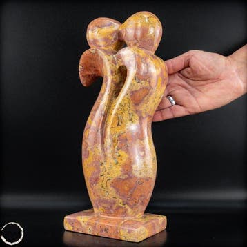 Polychroom jaspis sculptuur – artistieke figuur uit