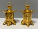 Lantaarn (2) - Een paar vergulde hangende tempellantaarns