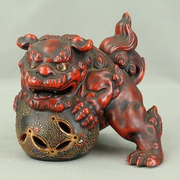 Decoratief ornament - Aardewerk rode leeuw Shishi bovenop