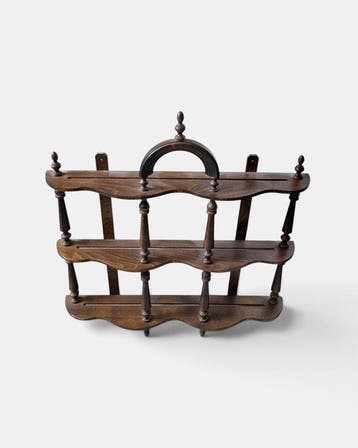 Klassisches Wandregal aus Holz – Tellerregal – Gedrechseltes