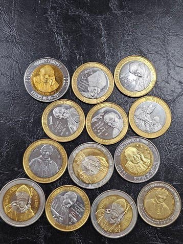 World. 1980/2011, 13 x Commemorative Coins (Zonder