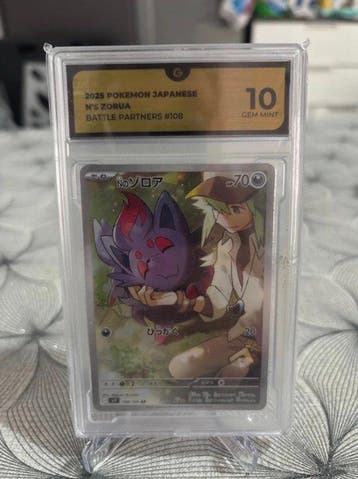 Pokémon - 1 Graded card - Ns Zorua 108 Full art, Foil - GG, Hobby en Vrije tijd, Nieuw