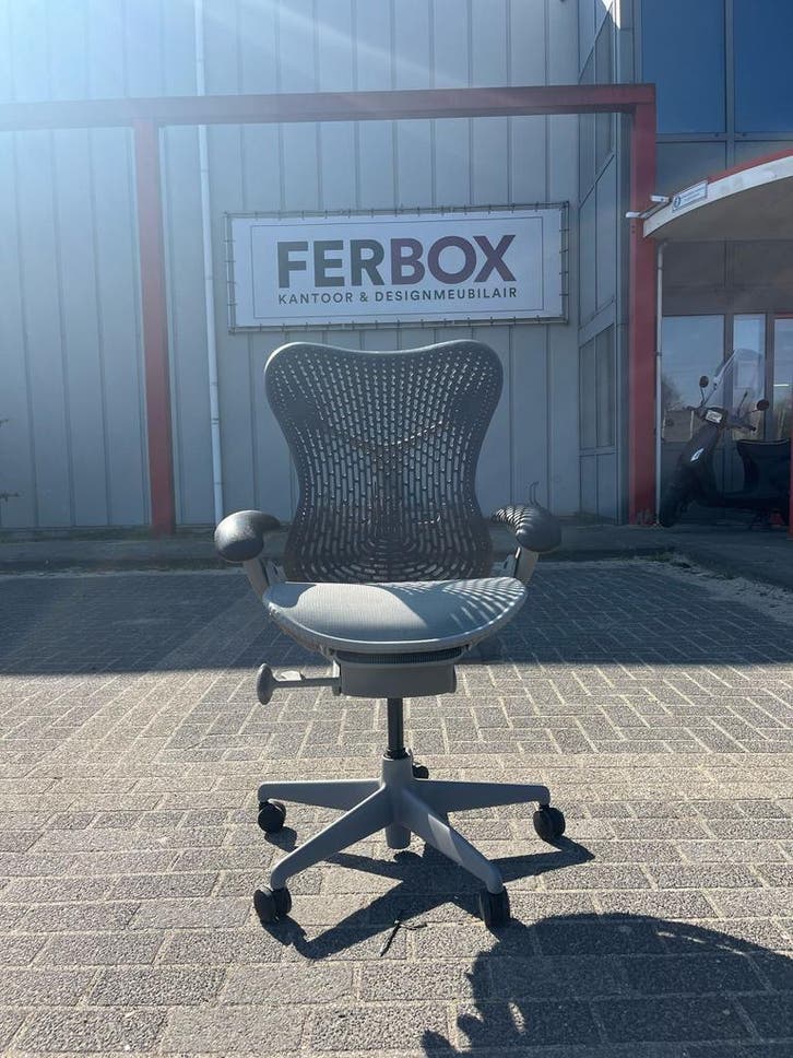 Refurbished Herman Miller Mirra Grijs - In Nieuwstaat, Huis en Inrichting, Bureaustoelen, Bureaustoel, Zwart, Zo goed als nieuw