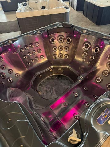 Luxe 5-persoons Spa 4 Zitplaatsen + 1 Ligplaats Bomvol Jets, Ophalen, Zo goed als nieuw, Pomp, Vast