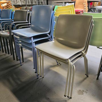 Gispen Nomi kunststof DESIGN stoelen - 2 kleuren (alleen per, Huis en Inrichting, Ophalen of Verzenden, Nieuw