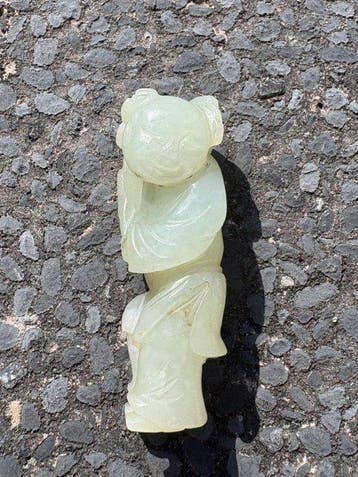 Chinese celadon jade figure of a boy attendant – Qing, Antiek en Kunst