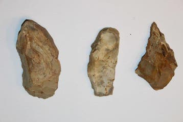 Neolithisch Vuursteen Herminette, geslepen hakbijl... - 122, Verzamelen, Mineralen en Fossielen