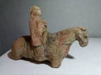 Oud Chinees, Tang-dynastie Keramiek Paard en ruiter - 15 cm
