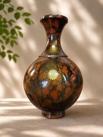 Houun gemarmerde bronzen vaas met chrysantenkroon (Kikumon)