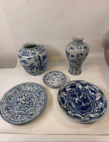 5 Chinese porseleinen in wit en blauw - Ming-dynastie -