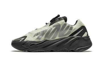 Yeezy Boost 700 MNVN Bone, Nieuw