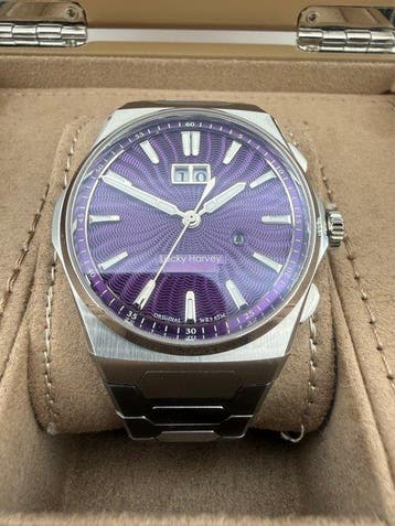 LUCKY HARVEY - Sound Of Nature Guilloché Dial Big Date, Nieuw