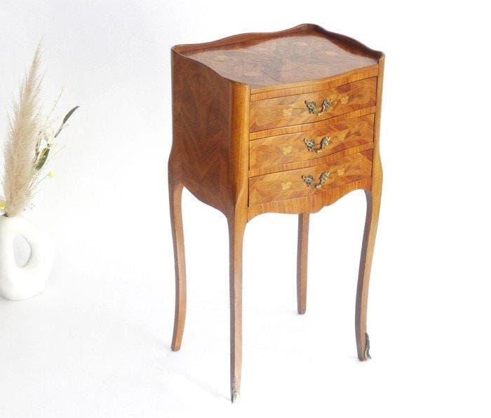 Nachtkastje - Hout, Messing - Een houten bijzettafel met, Antiek en Kunst, Curiosa en Brocante