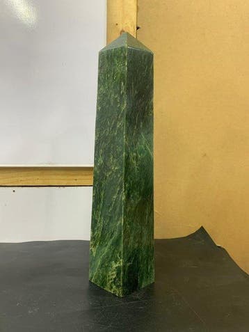 Nefrietjade Obelisk - Hoogte: 37 cm - Breedte: 6.5 cm- 4400