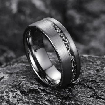 Tungstenenring. Inlegstukken van meteoriet. De energie van