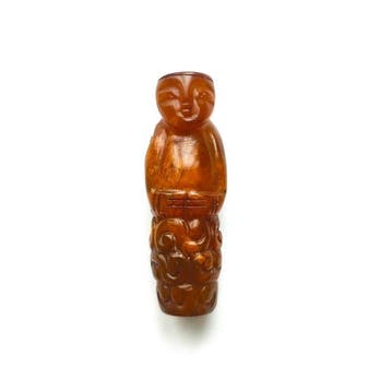 Oud-Chinees Jade Kralentalisman voor een in gewaad geklede