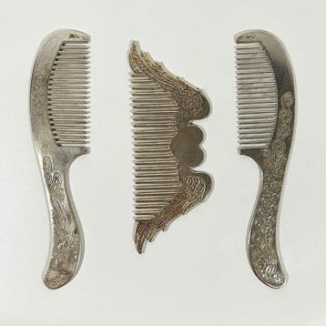 Decoratief ornament - Three Ornately Chased Miao Silver Hair
