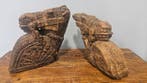 Oude rituele houten paardenhoofden, uit hout gesneden – Paar