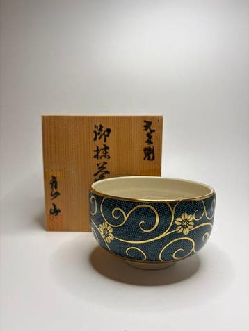 Japanse Matcha Chawan met gouden Karakusa en bloemrijke