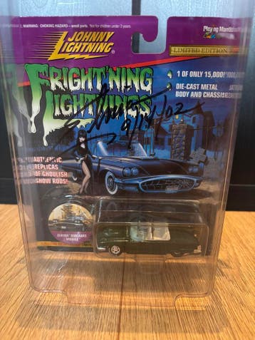 Johnny Lightning verzamelauto - Frightning Lightning ELVIRA, Ophalen of Verzenden, Nieuw, Pop, Beeldje of Miniatuur, Gesigneerd