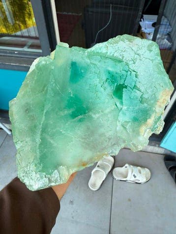 Grote groene fluoriet met vanadium-smaragd en aquamarijn –