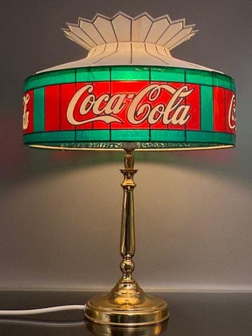 Lamp - Messing, Plastic - Coca-Cola-lamp in Tiffany