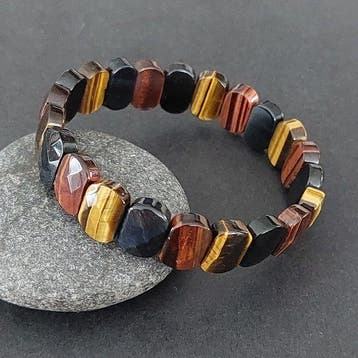 Veelkleurige tijgeroog-armband. Natuurlijke stenen. Montage