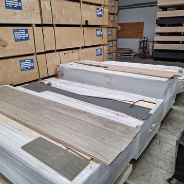 Eiken multiplank compleet gelegd 18cm breed 4mm toplaag incl, Nieuw, Parket
