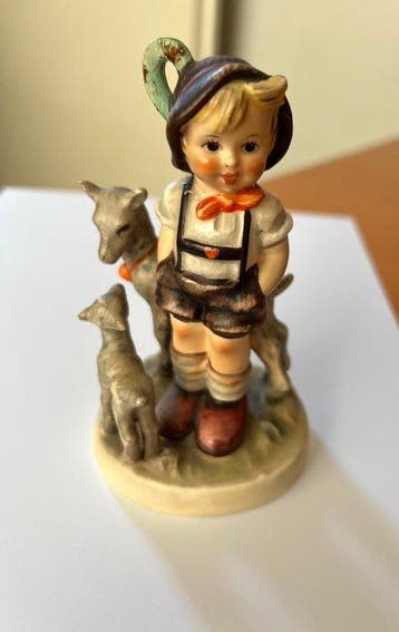 Goebel - M.I. Hummel - Beeldje, Herdertje met Lederhose en 2
