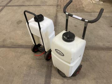 Online veiling: Vantage, ORCA, watertanks op transportkarren