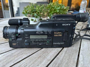 Sony CCD-V600E/PAL Video Hi8 Handycam - 8x Zoom Hi-Fi Stereo