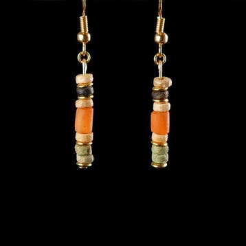 Oude Egypte, late periode Oorbellen met veelkleurige