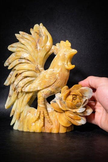 Gouden Gele Aragoniet Haanbeeld met Bloemaccent -