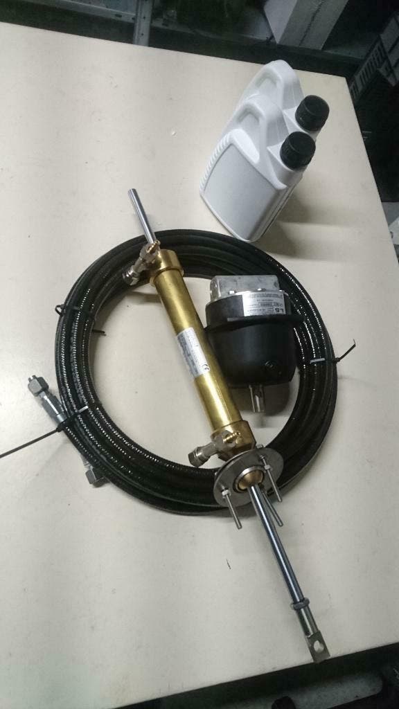 Hydraulische besturing voor sloepen met achtergehangen roer, Watersport en Boten, Bootonderdelen, Motor en Techniek, Nieuw, Motorboot