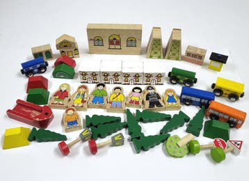 Houten treinaccessoires, 45 stuks: gebouwen, bomen,, Verzenden, Gebruikt