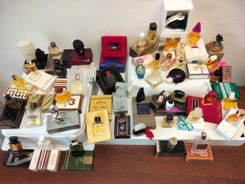 Themacollectie - Verzameling van 48 parfumminiaturen,