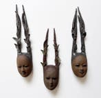 Beeld, drie keramieken beelden/maskers - 26.5 cm - Klei