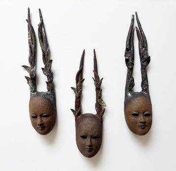 Beeld, drie keramieken beelden/maskers - 26.5 cm - Klei, Antiek en Kunst