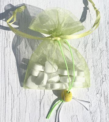 Jute giftbag met gelukspoppetje Tennisbal en pepermuntjes, Sport en Fitness, Tennis, Verzenden, Nieuw, Overige typen, Overige merken