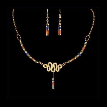 Oude Egypte, late periode Ketting en oorbellen met kralen