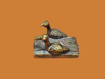 Het figuurlijke goud afwegen. 2 vogels naast elkaar. -