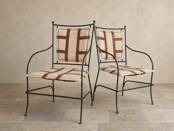 Stoel (2) - Een paar eetkamerarmstoelen in midcenturystijl