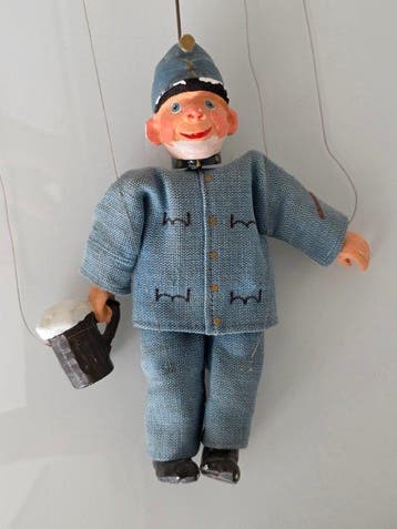 Vintage marionetka teatralna – onierz Szwejk z kuflem