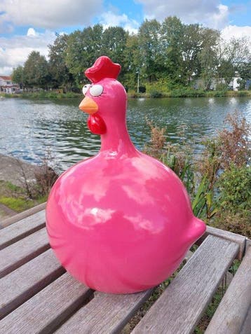 Beeld, funny fuchsia balloon chicken - 40 cm - polyresin