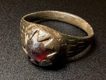 Viking periode Brons Ring met prachtige rode edelsteen,