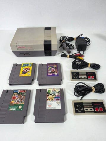 Nintendo - Nes - Nintendo NES & 2 Controllers & 4 Games (, Nieuw