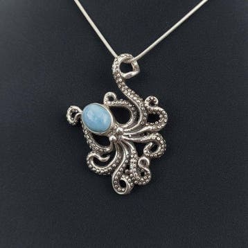Massief zilver en natuurlijke Larimar van hoge kwaliteit.