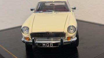 Universal Hobbies 1:18 - Modelauto - MG - MGB GT mk1 Coupé, Nieuw
