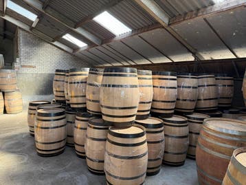 Wijnvaten 225L met zwarte banden - groothandel, 150 liter of meer, Ophalen of Verzenden, Nieuw, Hout